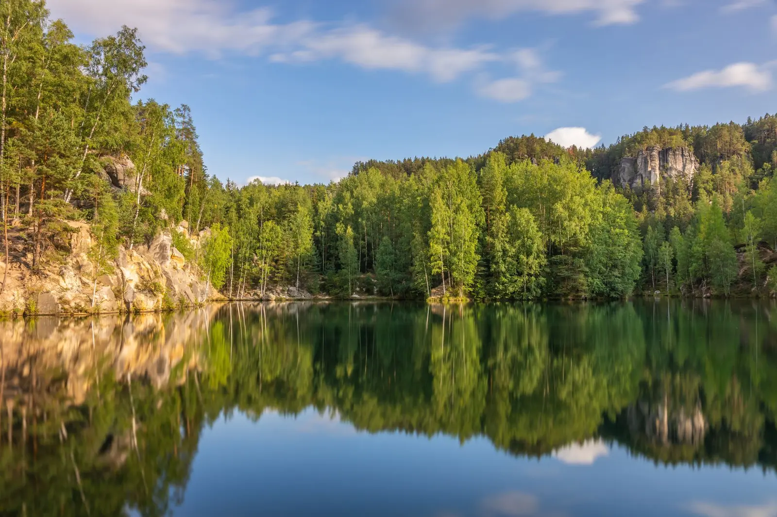 Felsensee zwischen Wald und Sandsteinfelsen in Adršpach