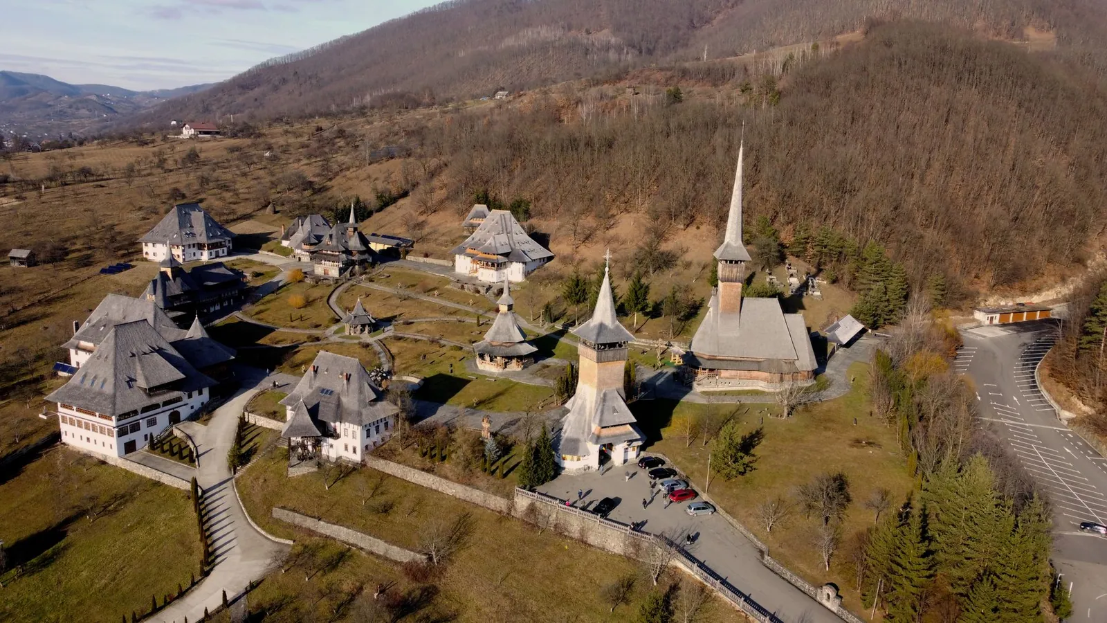 Luftaufnahme des hölzernen Klosterensembles Bârsana in Maramureș