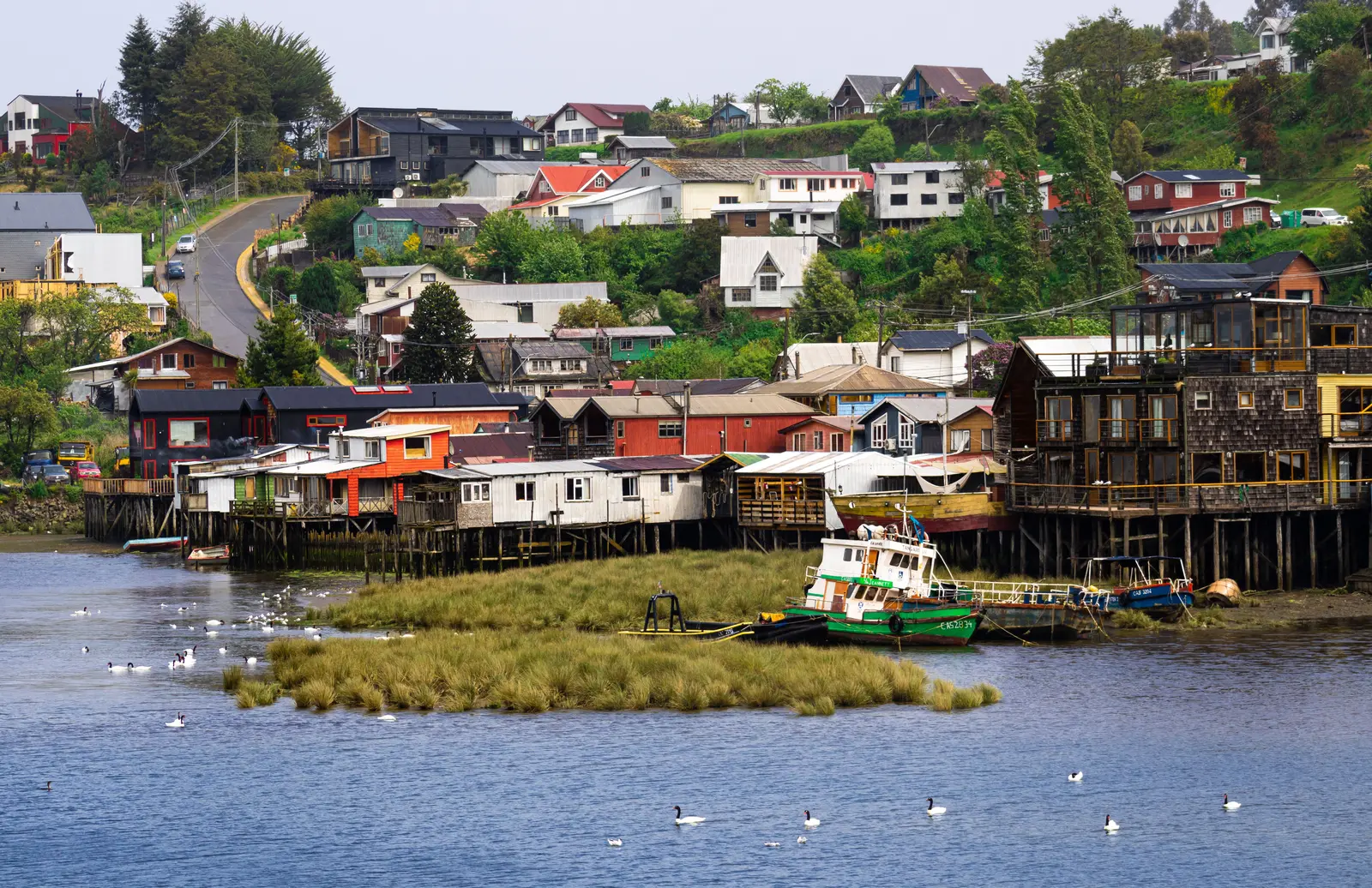 Farbige Pfahlhäuser und Boote am Ufer von Castro auf der Insel Chiloé