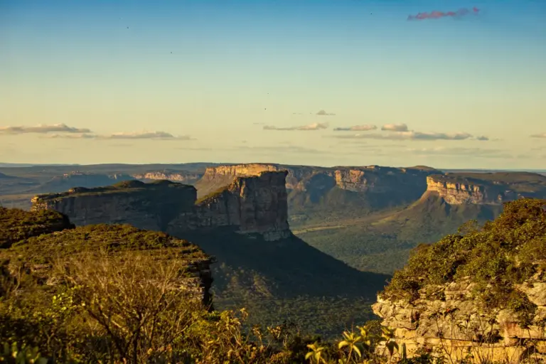 Weite Tafelberglandschaft der Chapada Diamantina im brasilianischen Bundesstaat Bahia