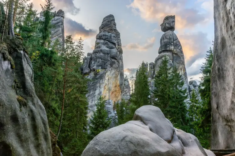 Hohe Sandsteintürme in der Felsenstadt Adršpach in Tschechien