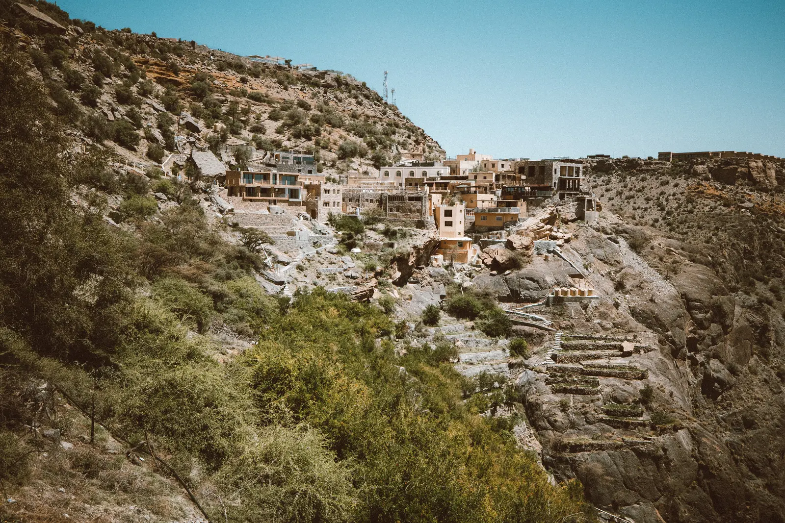 Häuser eines Bergdorfes zwischen Felsen und Terrassen am Jabal Akhdar