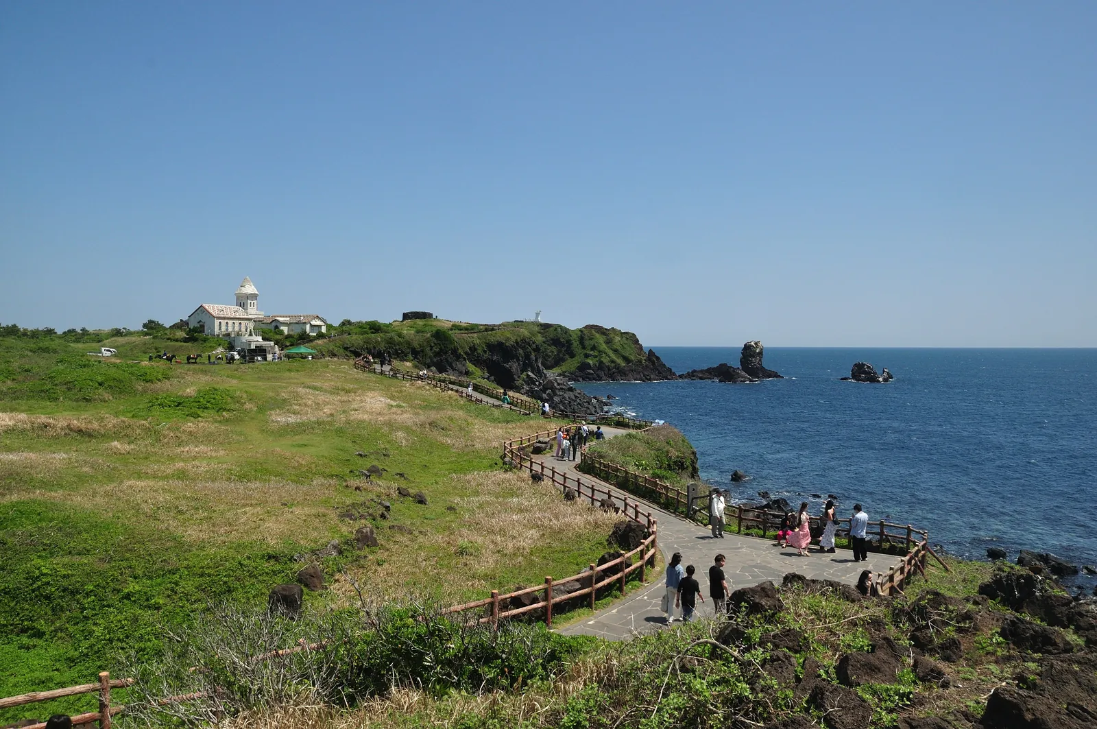 Küstenweg über schwarzem Vulkangestein auf Jeju in Südkorea