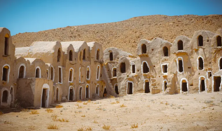 Mehrstöckige Ghorfas eines historischen Ksar bei Tataouine in Tunesien