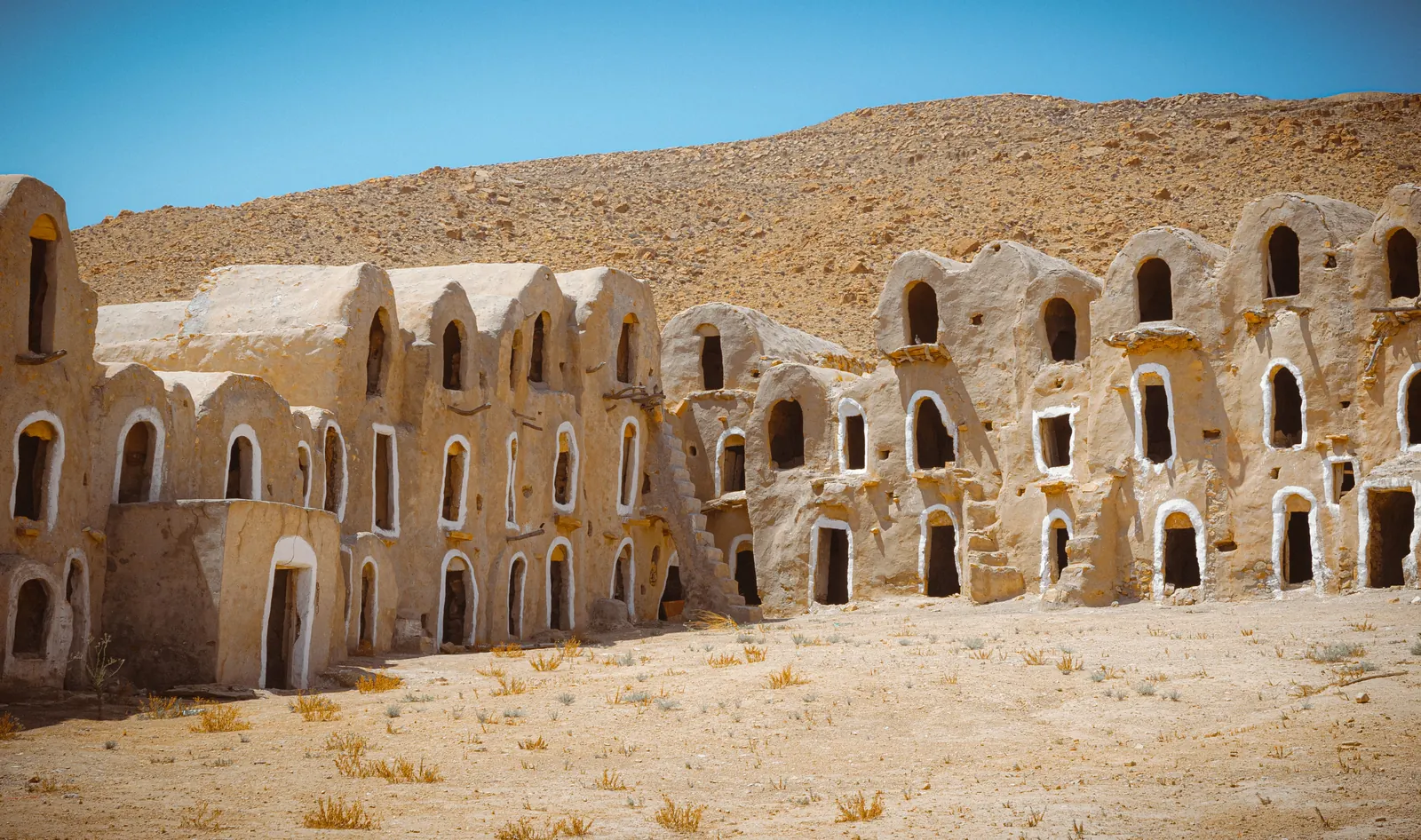 Mehrstöckige Ghorfas eines historischen Ksar bei Tataouine in Tunesien