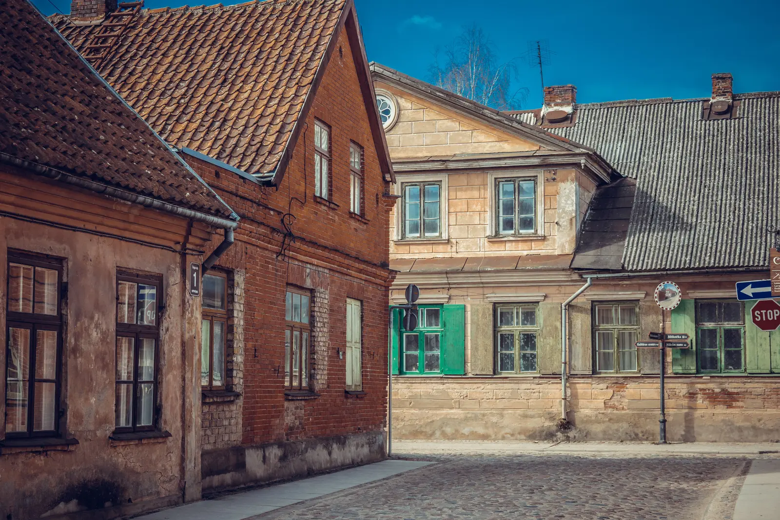 Historische Häuser an einer Kopfsteinpflasterstraße in der Altstadt von Kuldīga