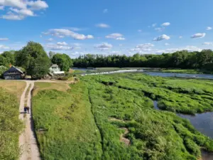 Luftaufnahme der Ventas Rumba und der Flusslandschaft bei Kuldīga in Lettland