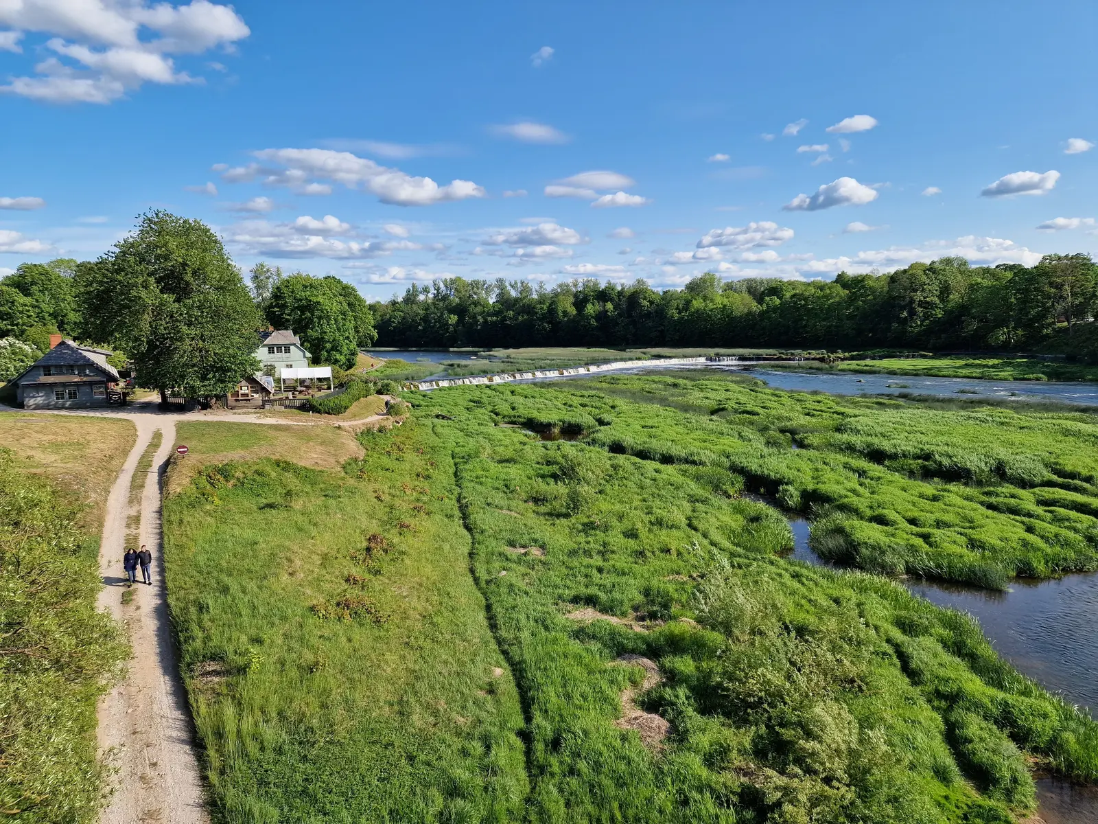 Luftaufnahme der Ventas Rumba und der Flusslandschaft bei Kuldīga in Lettland