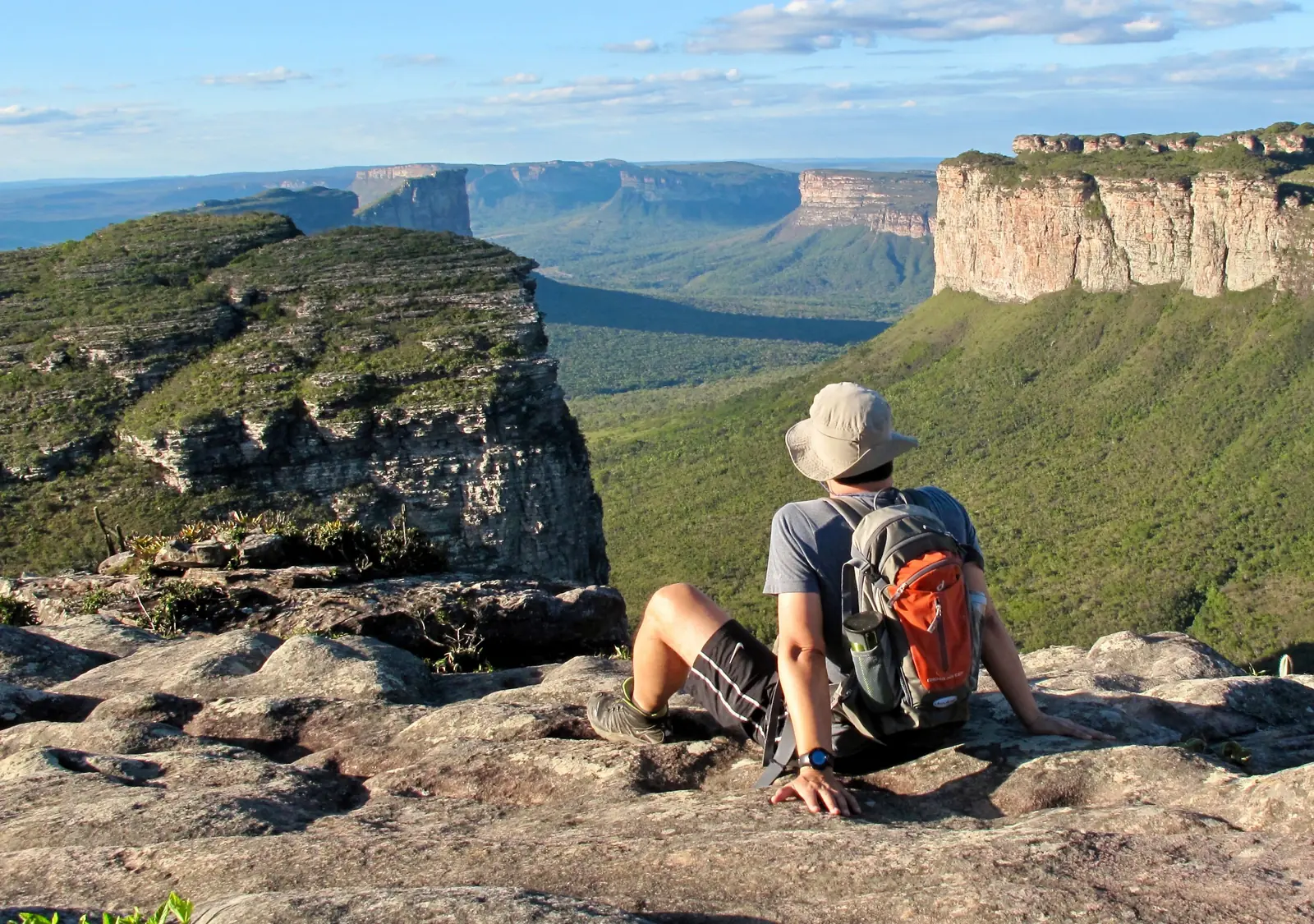 Wanderer blickt vom Morro do Pai Inácio auf die Tafelberge der Chapada Diamantina