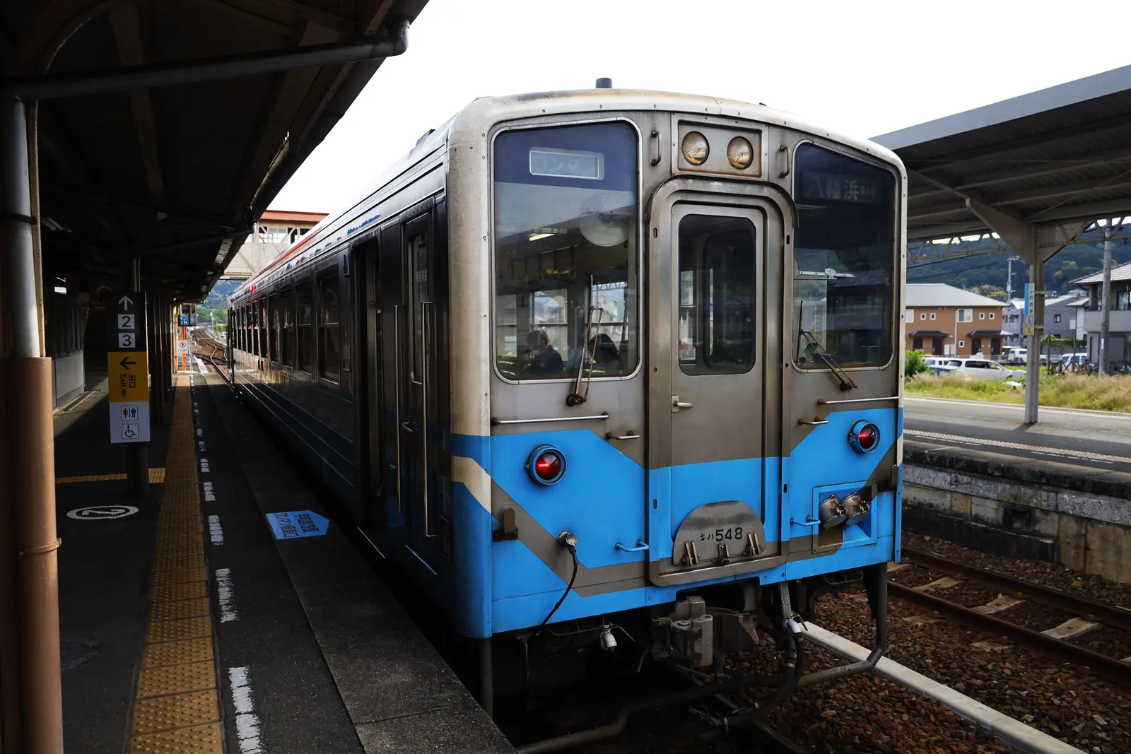 Blauer Regionalzug am Bahnhof Ozu in der Präfektur Ehime auf Shikoku
