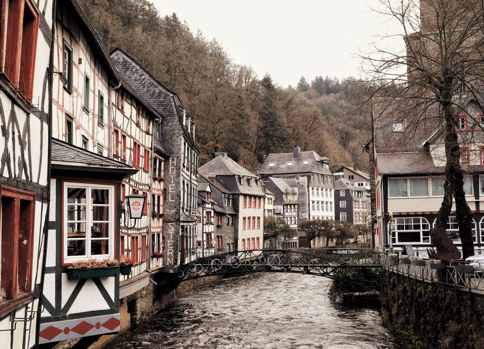Historische Fachwerkhäuser und Brücke an der Rur in Monschau