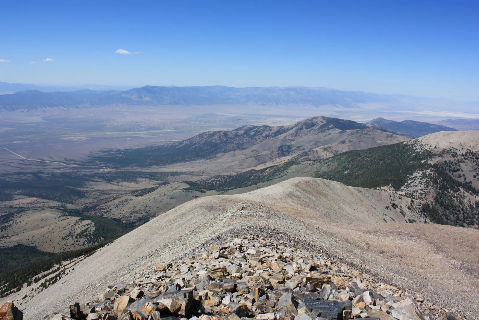 Blick vom Wheeler Peak über die trockenen Täler und Bergrücken der Snake Range in Nevada