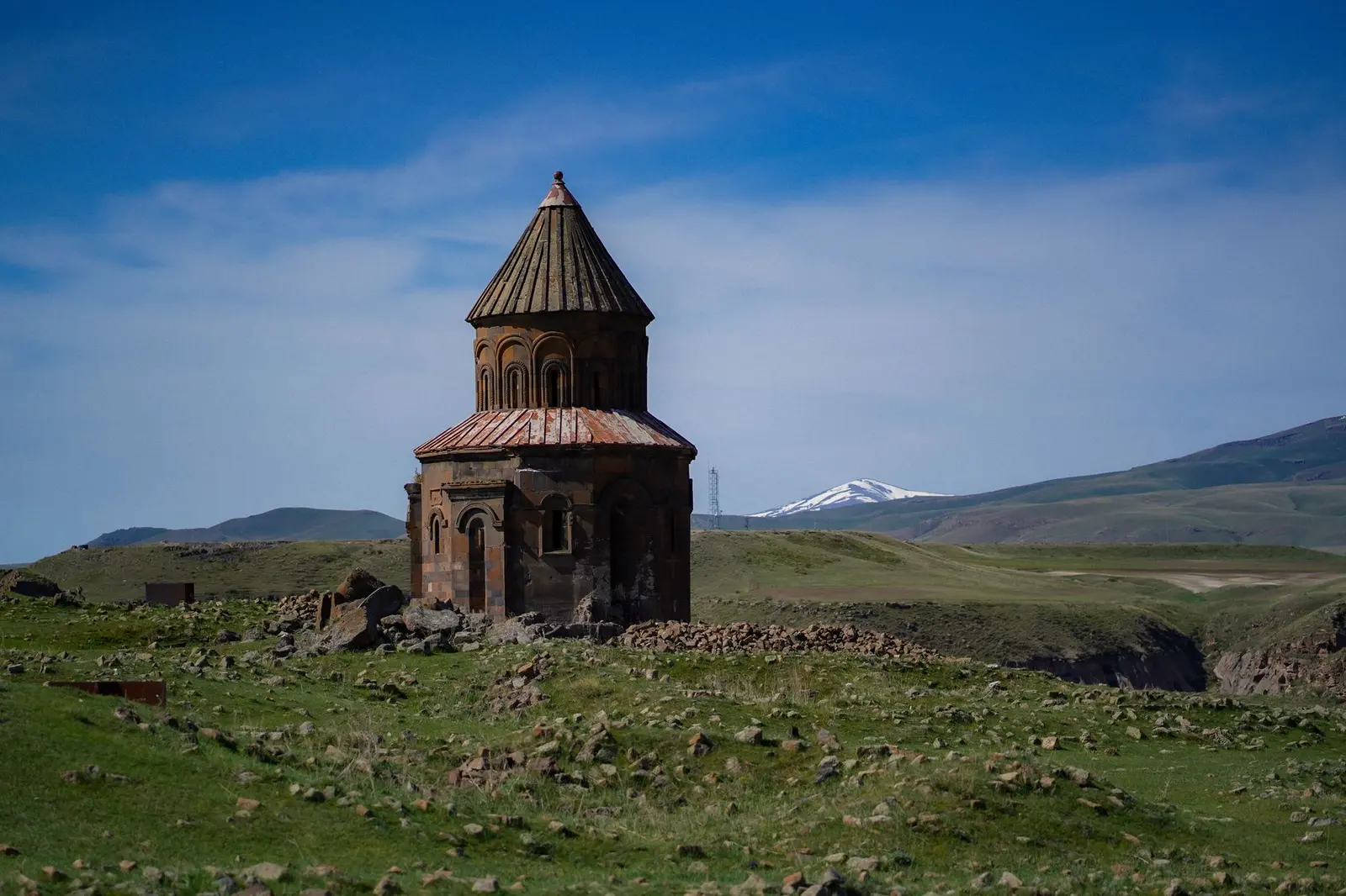 Kirche des heiligen Gregor von Abughamrents in der Ruinenlandschaft von Ani