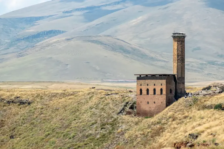 Menüçehr-Moschee mit Minarett in der Ruinenlandschaft von Ani bei Kars