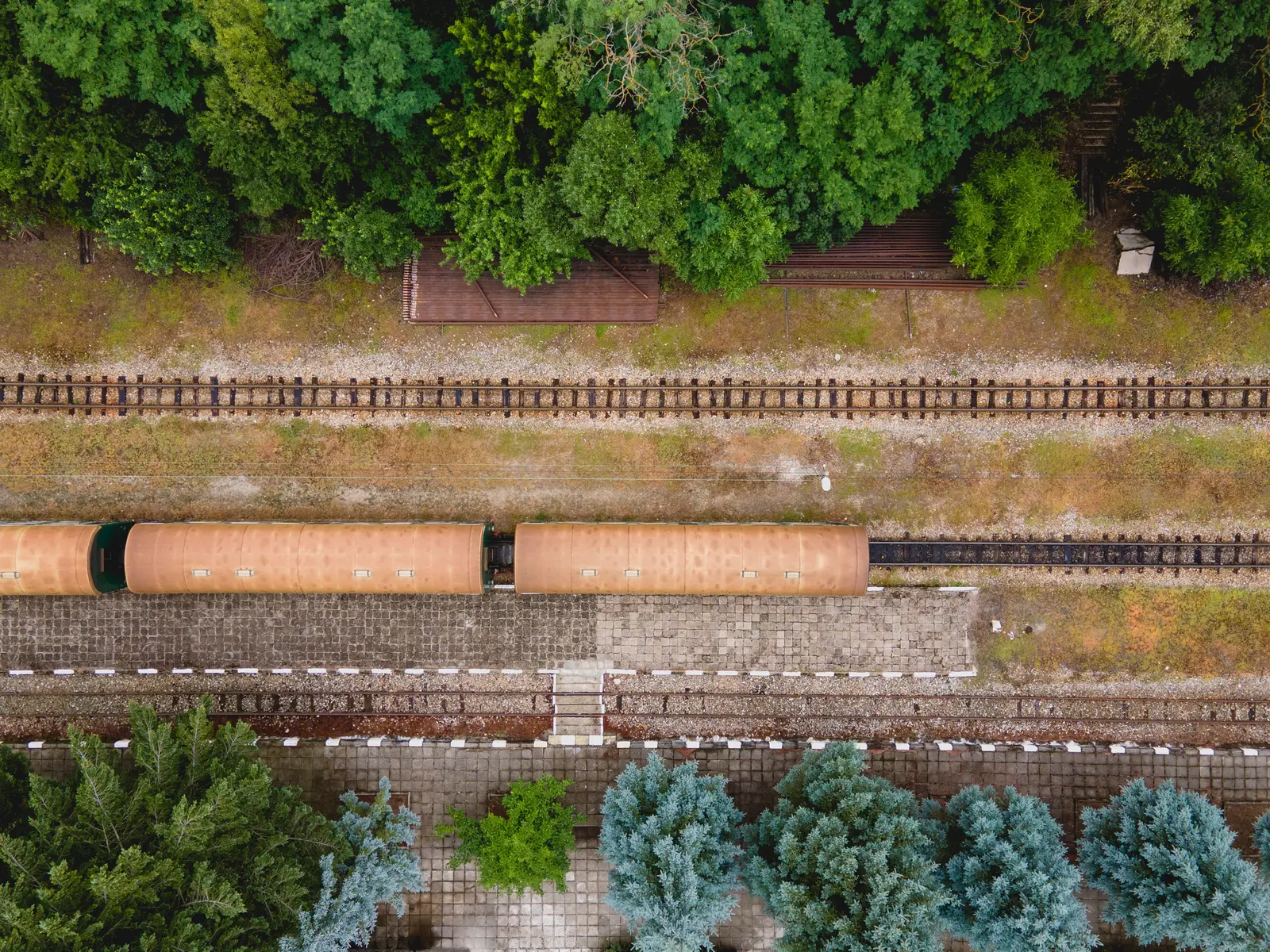 Schmalspurzug aus der Vogelperspektive im Bahnhof Dobrinishte in Bulgarien