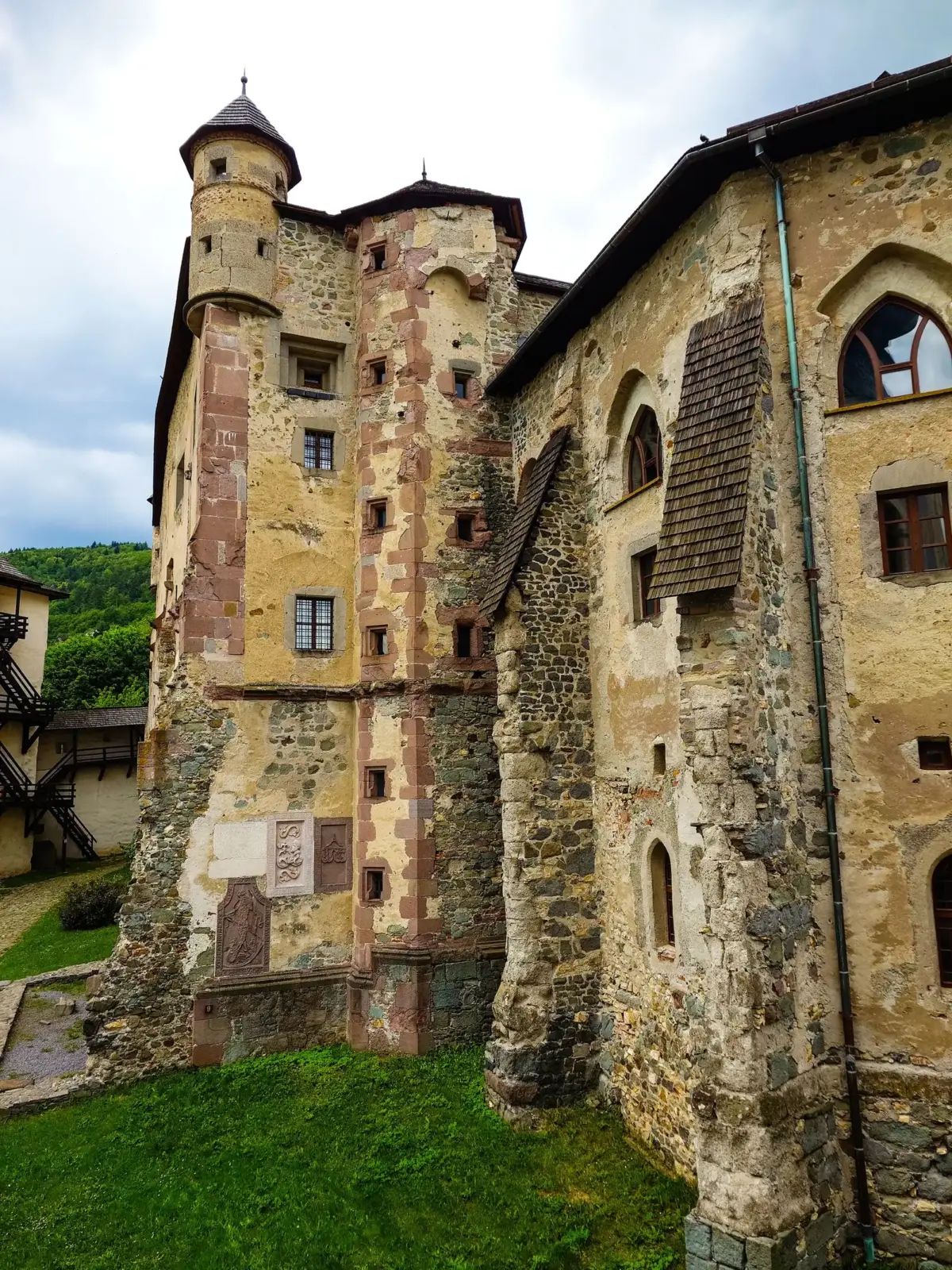 Historisches Mauerwerk und Innenhof des Alten Schlosses von Banská Štiavnica