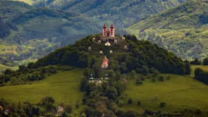 Kalvarienberg von Banská Štiavnica mit Kapellen und Kirche in grüner Hügellandschaft
