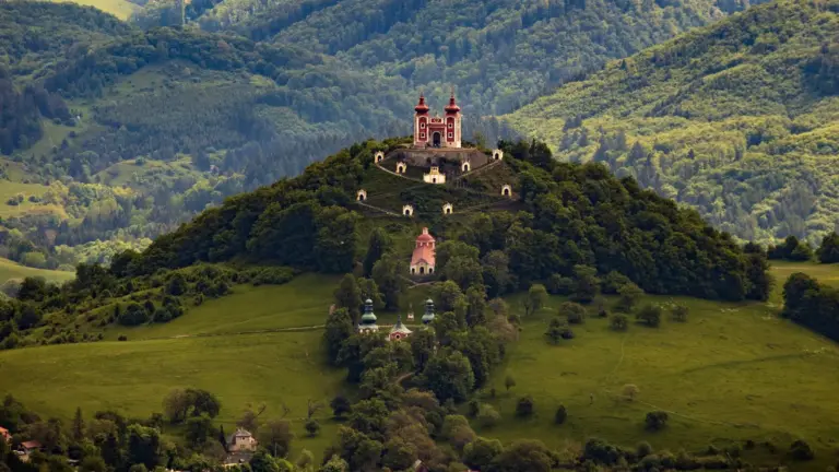 Kalvarienberg von Banská Štiavnica mit Kapellen und Kirche in grüner Hügellandschaft