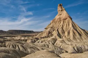 Castildetierra erhebt sich über der hellen Erosionslandschaft der Bardenas Reales in Navarra