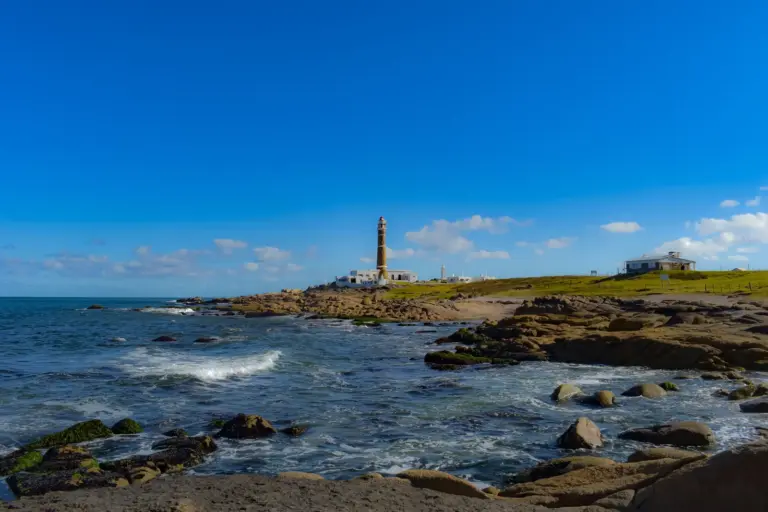 Leuchtturm von Cabo Polonio auf der felsigen Atlantikküste in Uruguay