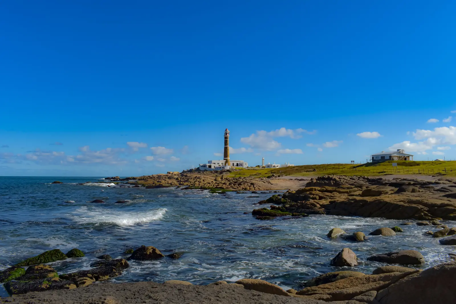 Leuchtturm von Cabo Polonio auf der felsigen Atlantikküste in Uruguay