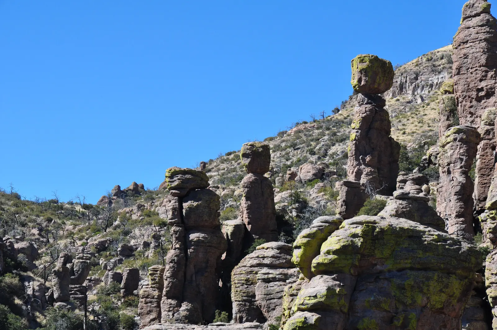Balancierender Felsturm zwischen Rhyolithfelsen im Chiricahua National Monument