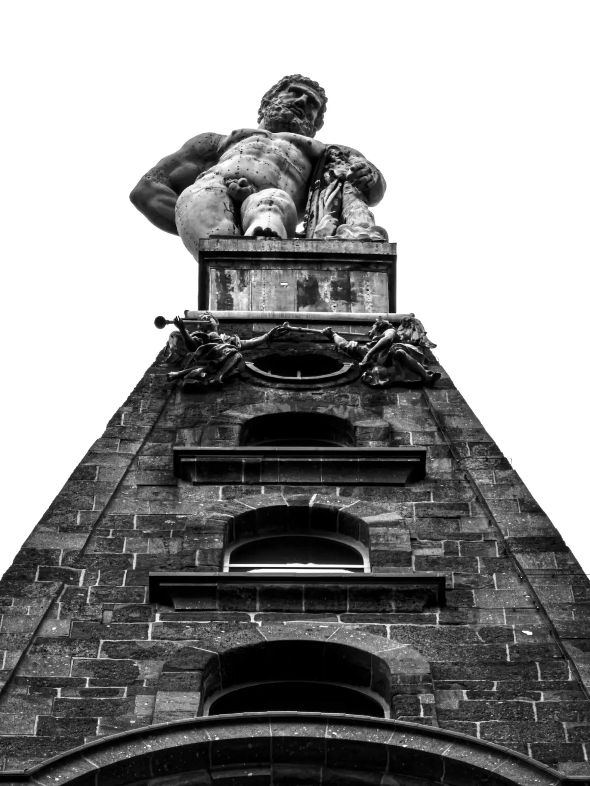Schwarz-Weiß-Nahaufnahme der Herkules-Statue auf dem Monument im Bergpark Wilhelmshöhe