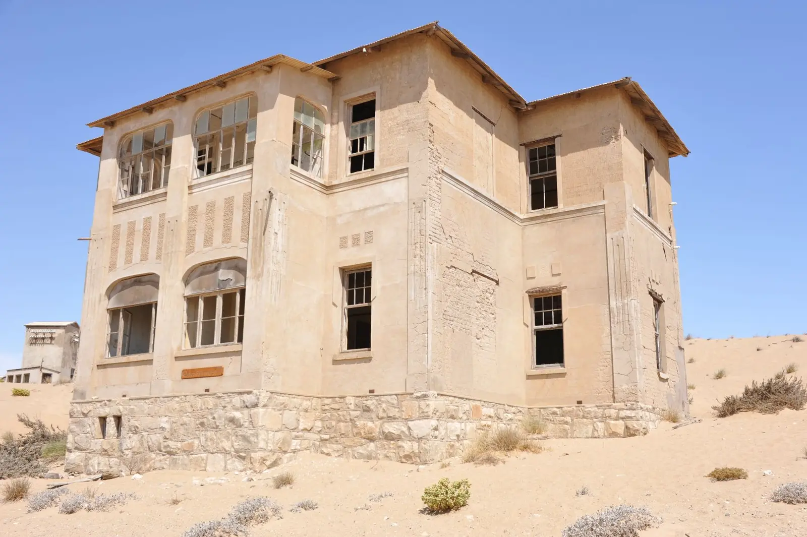 Verlassenes Gebäude der Geisterstadt Kolmanskop zwischen Sanddünen in Namibia