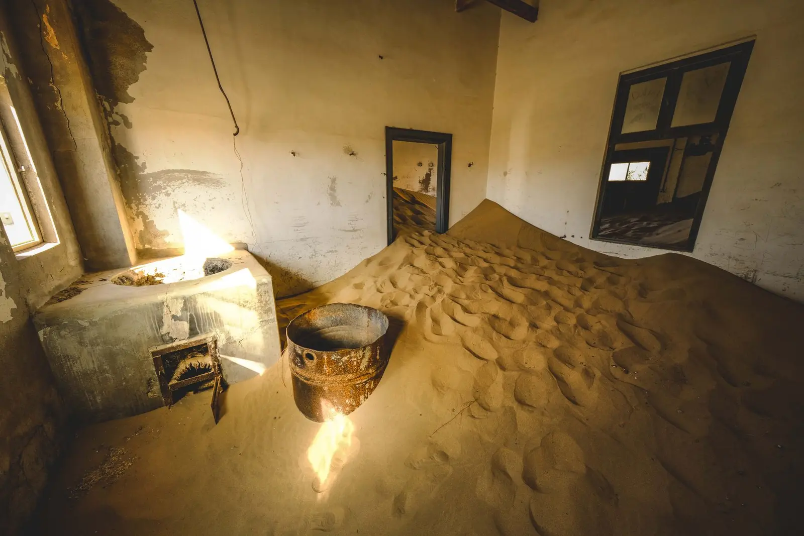 Sanddüne in einem verlassenen Raum der Geisterstadt Kolmanskop in Namibia