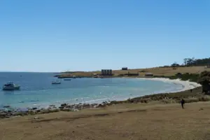 Blick über Darlington Bay und die Küste von Maria Island in Tasmanien