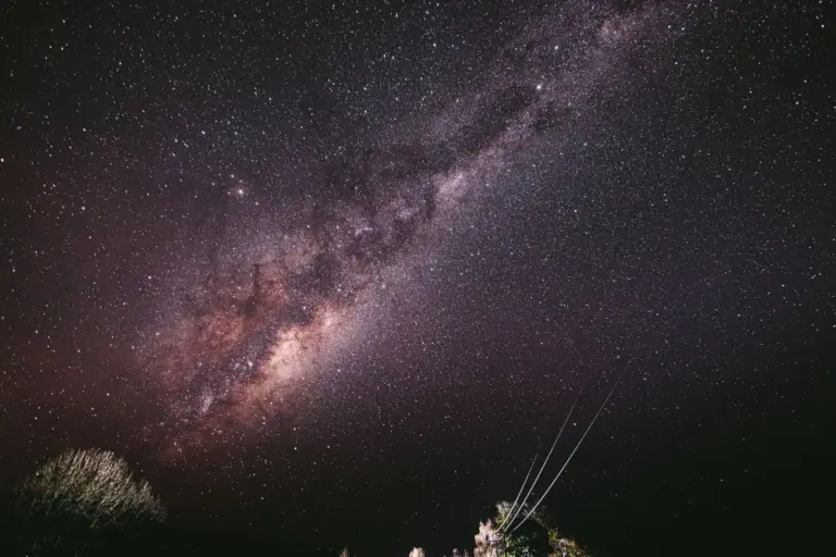 Milchstraße über einer dunklen Landschaft in Chile