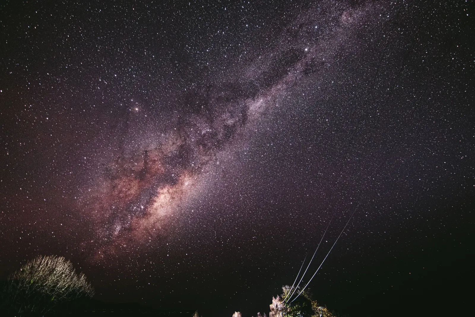 Milchstraße über einer dunklen Landschaft in Chile