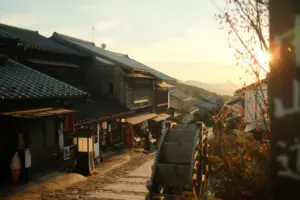 Historische Holzhäuser an der gepflasterten Hauptstraße von Magome im Abendlicht