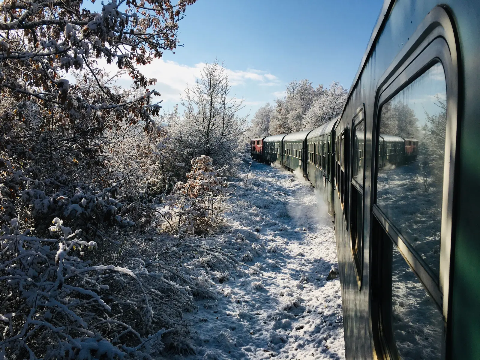 Rhodopenbahn fährt durch eine verschneite Waldlandschaft bei Velingrad in Bulgarien