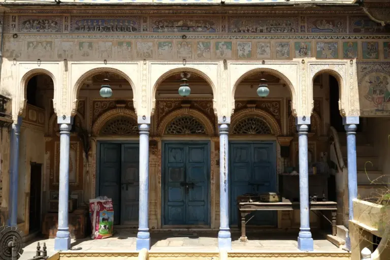 Bemalte Arkaden und blaue Türen der Gulab Rai Ladia Haveli in Mandawa