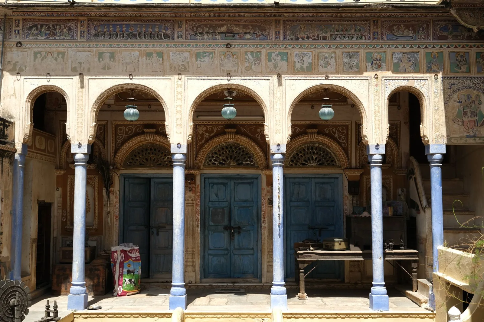 Bemalte Arkaden und blaue Türen der Gulab Rai Ladia Haveli in Mandawa