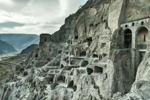 Höhlen, Treppen und die Mariä-Himmelfahrtskirche im Felskomplex von Vardzia in Georgien