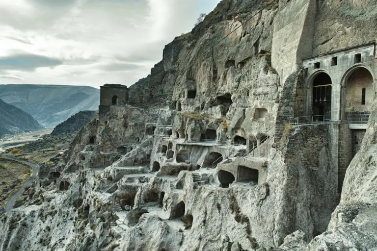 Höhlen, Treppen und die Mariä-Himmelfahrtskirche im Felskomplex von Vardzia in Georgien
