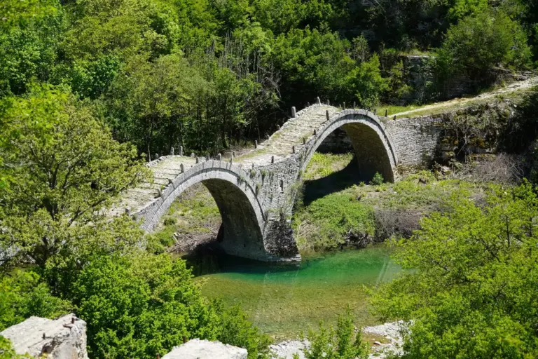 Dreibogige Plakidas-Steinbrücke bei Kipi in Zagori